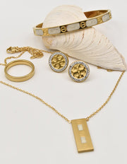 clean girl jewelry 2025 featuring dainty gold bracelet, circle pendant necklace and minimalist ring, montreal black friday jewelry deals