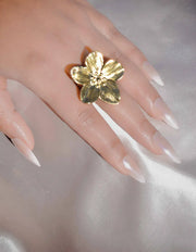 Blooming flower-shaped ring with gold tone and curved petals