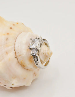 princess_cut_engagement_ring with side stones montreal minimalist style