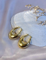 Biya Accessoires Montreal gold earrings with unique curve
